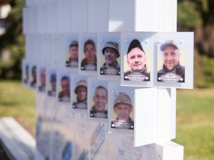  Хтось може бути в полоні: лучан не залишати квіти з чорними стрічками біля фотостенду зниклих безвісти