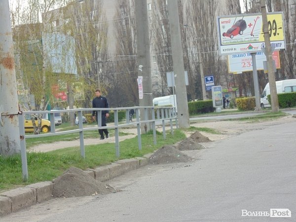 Звідки в Луцьку з’явилися гори сміття вздовж доріг. ФОТО