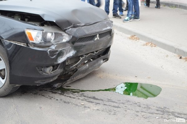 Аварія у центрі Луцька: не розминулися «Мercedes» і «Mitsubishi». ФОТО