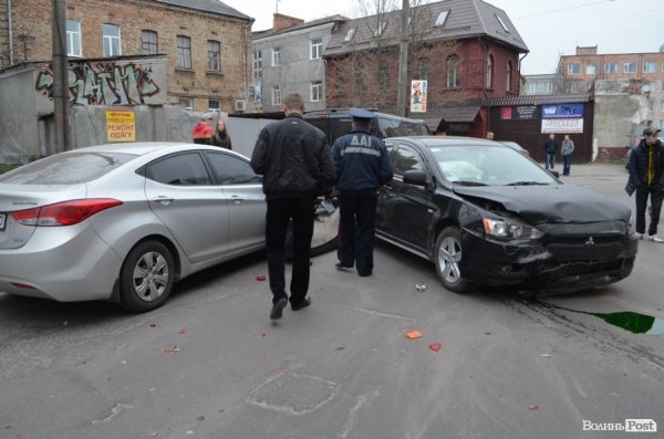 Аварія у центрі Луцька: не розминулися «Мercedes» і «Mitsubishi». ФОТО