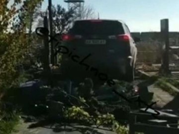 У Харкові священик на джипі проїхався по могилах