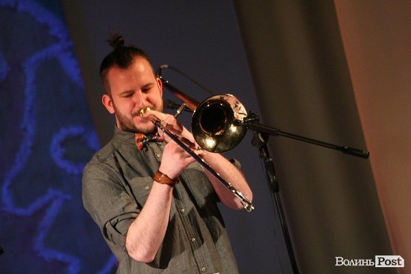 У Луцьку джазмени колядували за Україну. ФОТО