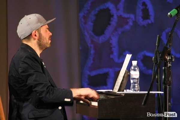 У Луцьку джазмени колядували за Україну. ФОТО