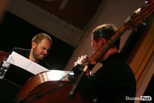 У Луцьку джазмени колядували за Україну. ФОТО