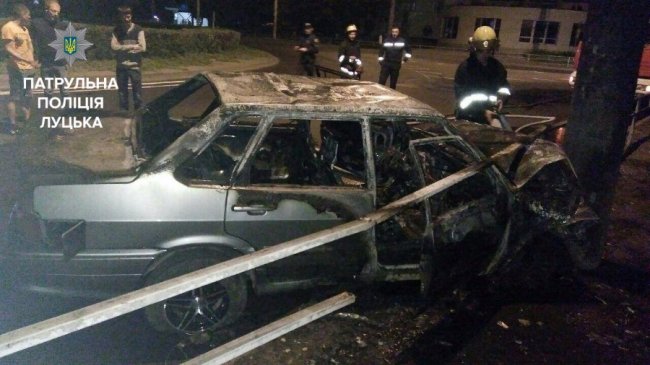 П’яна аварія в Луцьку: авто врізалося в стовп і згоріло дотла
