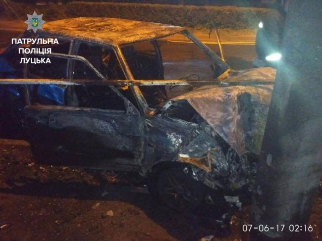 П’яна аварія в Луцьку: авто врізалося в стовп і згоріло дотла