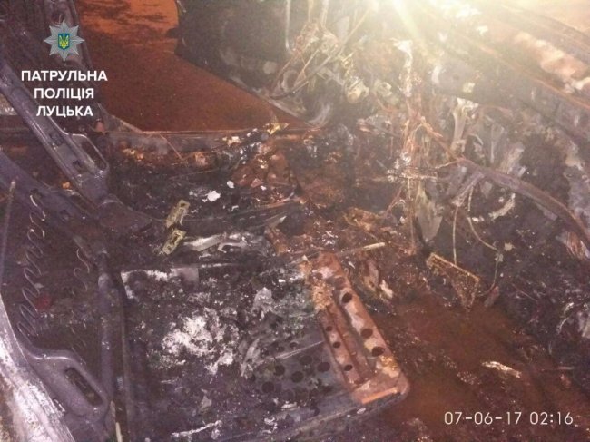 П’яна аварія в Луцьку: авто врізалося в стовп і згоріло дотла