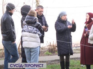 У Луцьку чоловік тероризує сусідів. ВІДЕО