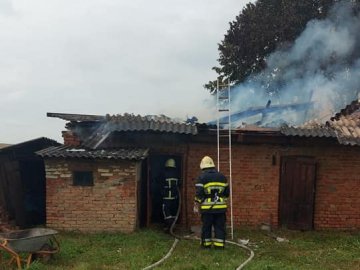 На Волині від удару блискавки загорілася будівля