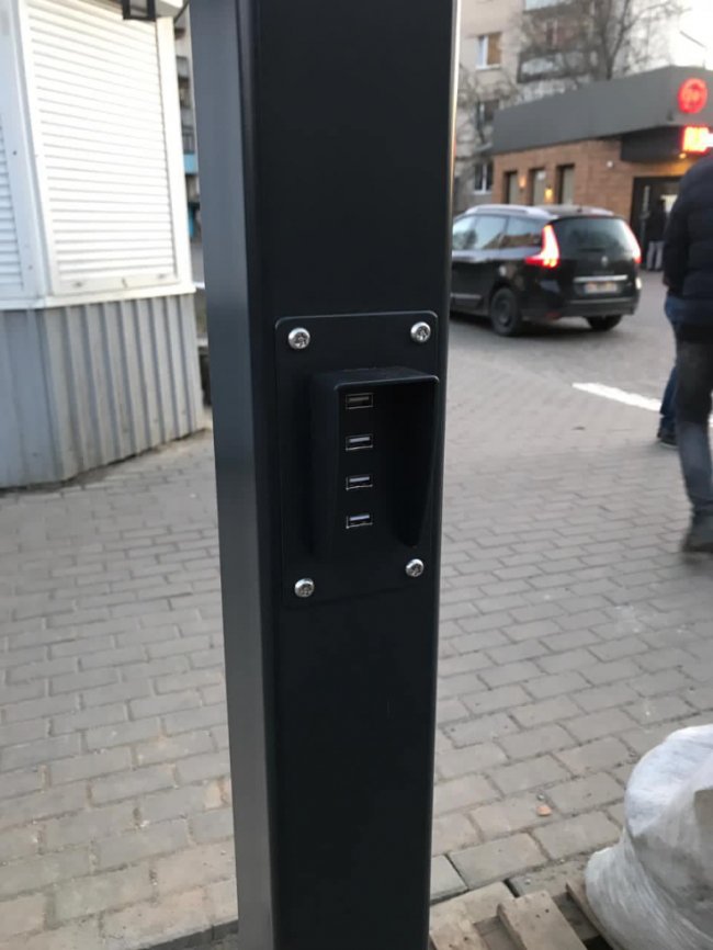 З ліхтарем та USB-зарядкою: у Луцьку з'явилося перше інформаційне табло на зупинці. ФОТО