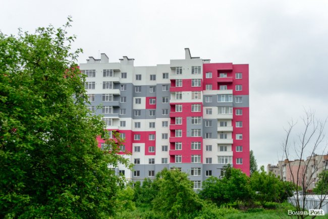 У Луцьку продовжують зводити яскраві оселі у ЖК «Caramel Residence». ФОТО*