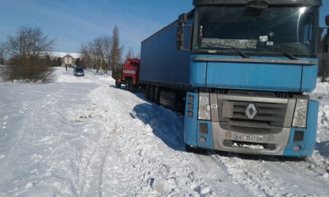На Волині рятувальники витягли фуру із замету. ФОТО
