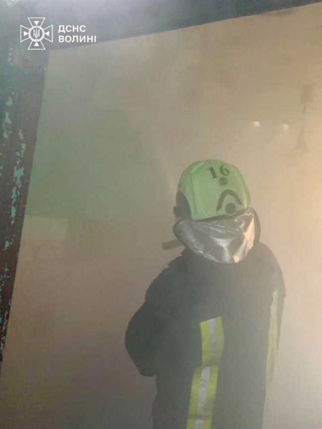 На Волині горів будинок: з пожежі врятували чоловіка та жінку