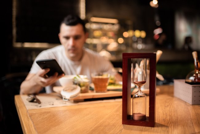 MOJO пропонує гостям не платити за ланчі, якщо їх не принесли за 15 хвилин*