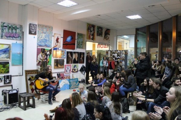 Юні лучани слухали акустичну музику від місцевих гуртів. ФОТО
