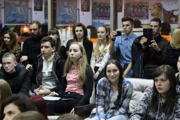 Юні лучани слухали акустичну музику від місцевих гуртів. ФОТО