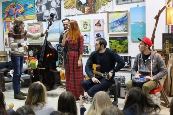 Юні лучани слухали акустичну музику від місцевих гуртів. ФОТО