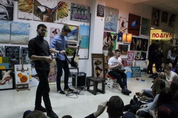 Юні лучани слухали акустичну музику від місцевих гуртів. ФОТО