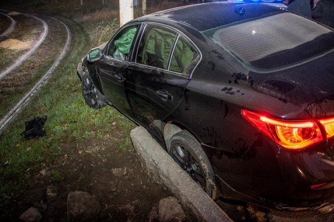 П'яна компанія на автомобілі тікала від патрульних і протаранила стовп. ФОТО