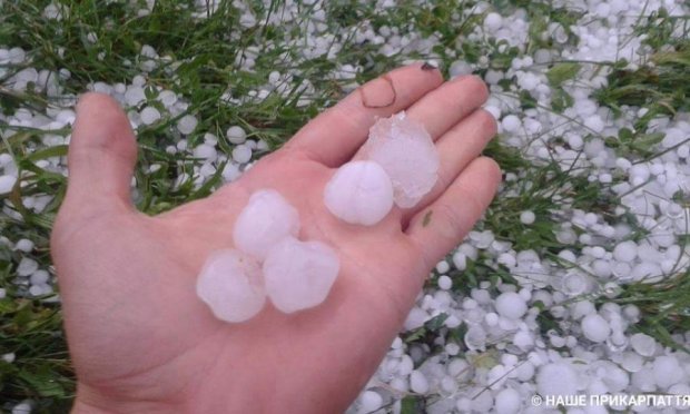 Прикарпаття засипало величезним градом