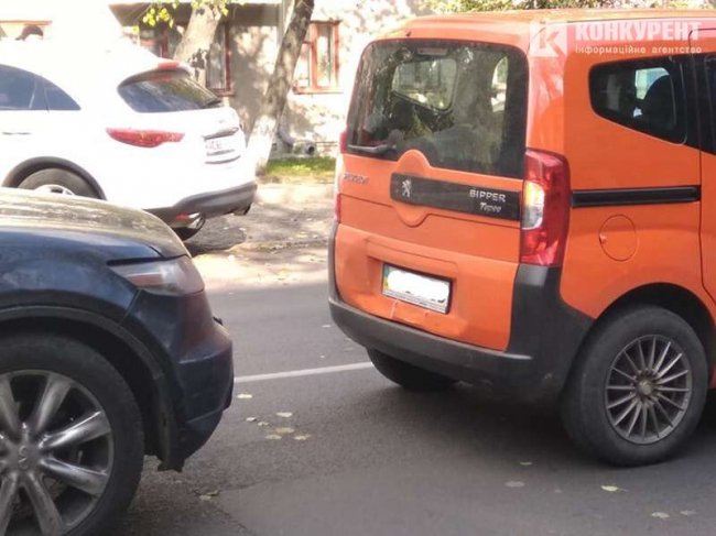 У Луцьку зіткнулись Peugeot та Toyota. ФОТО