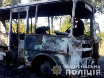 На Сумщині посеред дороги загорівся автобус з дітьми. ФОТО