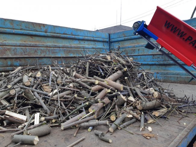 У місті на Волині вперше випробували подрібнювач деревини. ФОТО