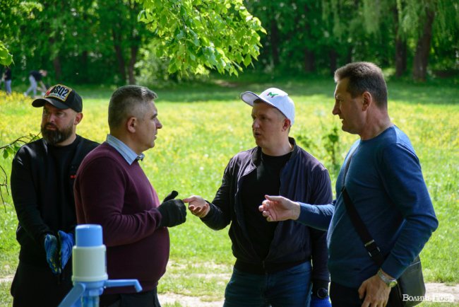 «Це може бути суперлокація»: «Інвестор» влаштував толоку у ботанічному саду на Потебні. ФОТО*