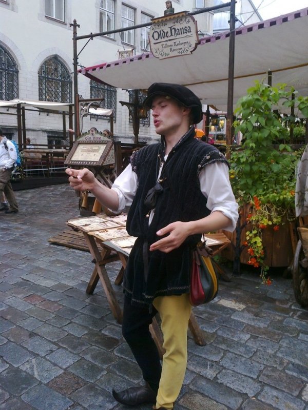 Таллін, 2012 рік. Справжній гарячий естонець пропонував як безплатний сувенір від міста карбовану на вулиці монету. Ну який же наш турист відмовиться від бодай дріб*язкового презента? Автор Ольга Харів