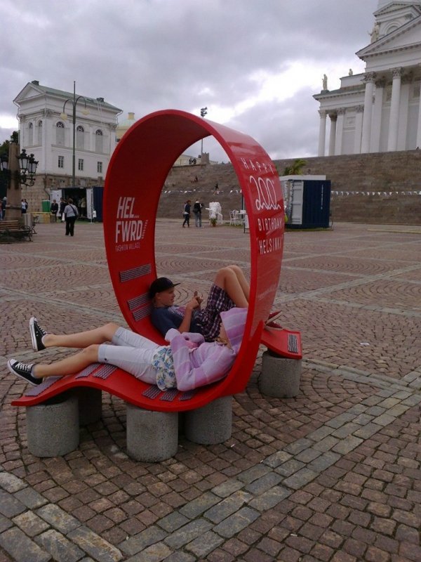 Хельсінки, серпень 2012 року. На Александрівській площі перед храмом влаштовано авангардну виставку. Мистецьке чудернацьке крісло одразу облюбували підлітки. Їхнє побачення звелось до гри на мобільних телефонах. Автор Ольга Харів