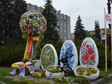 Центральну частину Ковеля прикрасили великодніми декораціями. ФОТО
