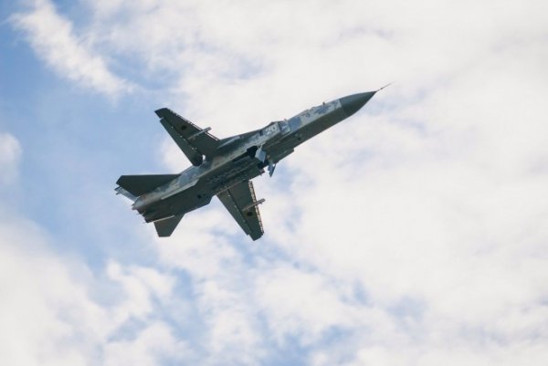 Краса і сила: в мережі з'явились нові фото літаків у небі над Луцьком. ФОТО