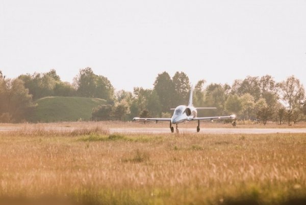 Краса і сила: в мережі з'явились нові фото літаків у небі над Луцьком. ФОТО