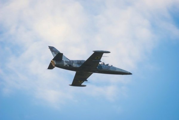 Краса і сила: в мережі з'явились нові фото літаків у небі над Луцьком. ФОТО