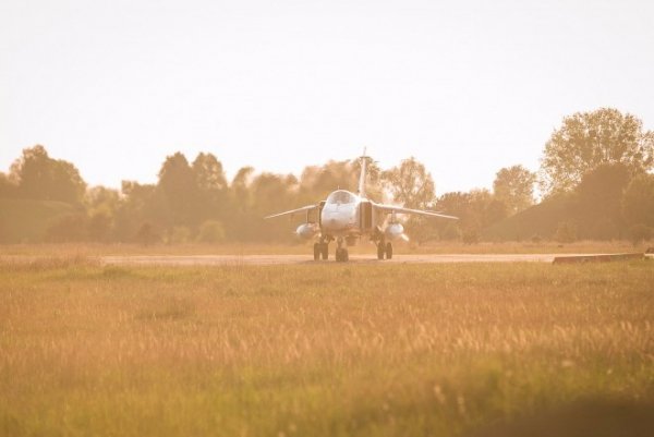 Краса і сила: в мережі з'явились нові фото літаків у небі над Луцьком. ФОТО