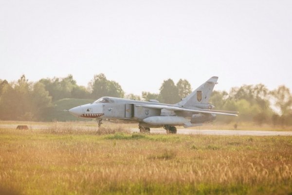 Краса і сила: в мережі з'явились нові фото літаків у небі над Луцьком. ФОТО