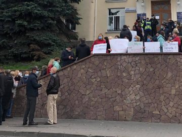Під мерією Луцька – мітинг проти «коронавірусного» блоку у пологовому. ФОТО