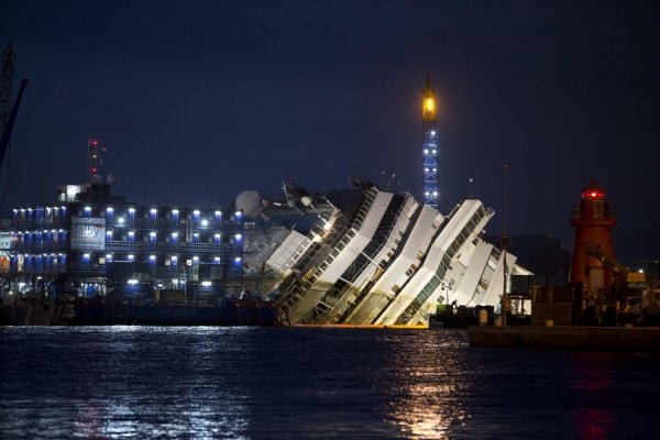 Як піднімали затонулий круїзний лайнер. ФОТО