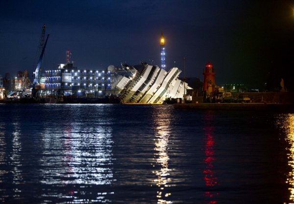 Як піднімали затонулий круїзний лайнер. ФОТО