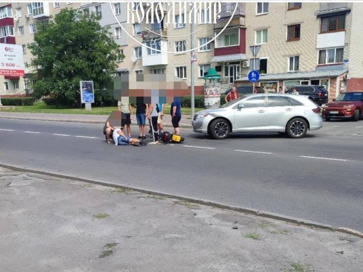 На Волині Toyota зіткнулася зі скутером, одного з учасників ДТП забрала швидка