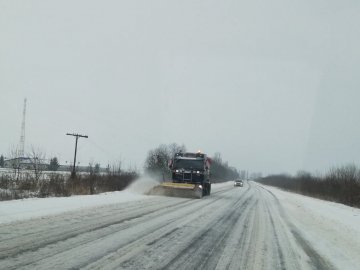На Волині автошляхи від снігу розчищає понад сотня дорожників