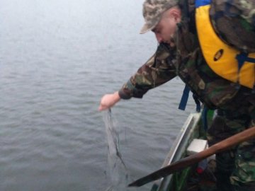 У районі на Волині екоінспектори вилучили 8 браконьєрських сіток