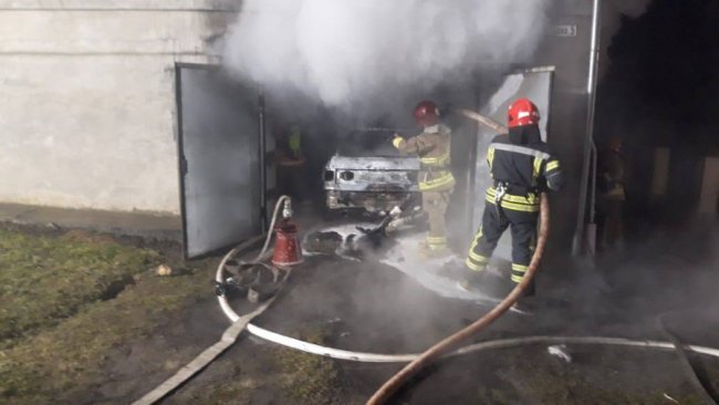 На Рівненщині в гаражі вщент згорів автомобіль. ФОТО