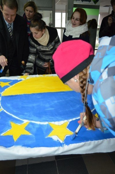 Як у СНУ малювали прапор України-ЄС. ФОТО