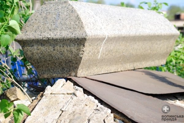 На древньому кладовищі Луцька – непоховані рештки людей. ФОТО