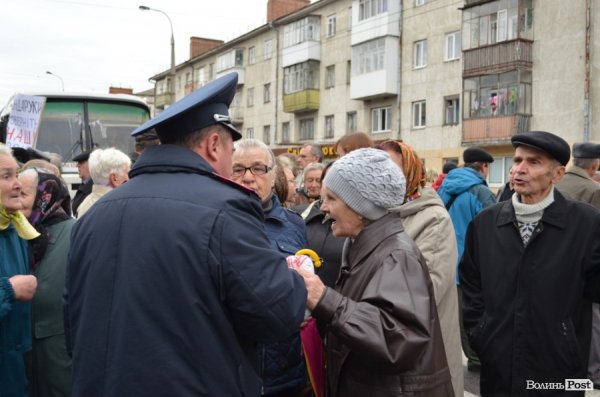 У Луцьку вкладники «Західінкомбанку» перекрили дорогу. ФОТО