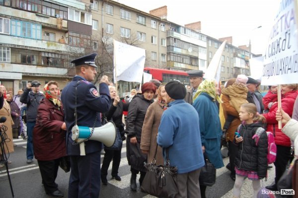 У Луцьку вкладники «Західінкомбанку» перекрили дорогу. ФОТО