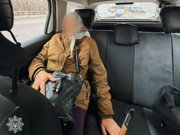 Патрульні у Луцьку повернули додому бабцю, яка заблукала