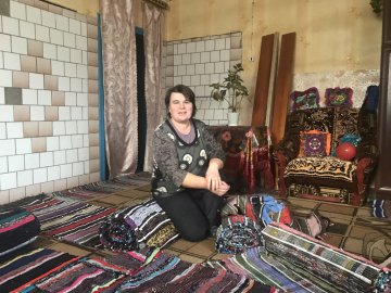 Ткаля з Волині виготовила тисячі метрів доріжок на столітньому верстаті