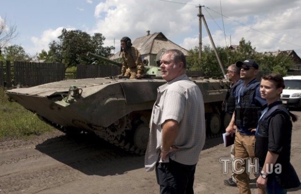 Опублікували фото, як терористи «ДНР» відводять важку техніку